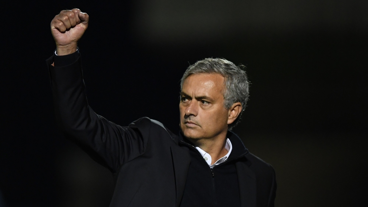 理性追星，新鹏城vs成都赛后有球迷跳下看台与韦世豪合影（理性追星！新鹏城战成都后有球迷翻越看台与韦世豪合影）