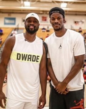 血性！韩国队球员挑衅拜合拉木，王博豪为队友出头撞倒挑事者（硬刚！韩国队员挑衅拜合拉木，王博豪挺身护队友将挑事者撞翻）