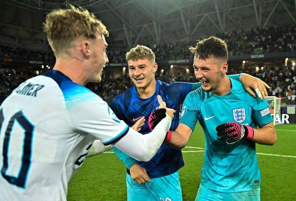 贝蒂斯进球后安东尼在包厢内庆祝，遭塞维球迷辱骂、扔杂物（贝蒂斯破门后，安东尼包厢内庆祝遭塞维球迷辱骂并遭杂物投掷）