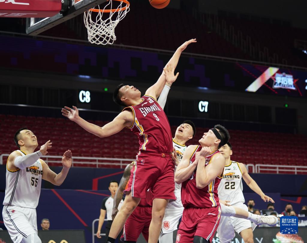 他踢得太聪明了（他踢球太有脑子了）