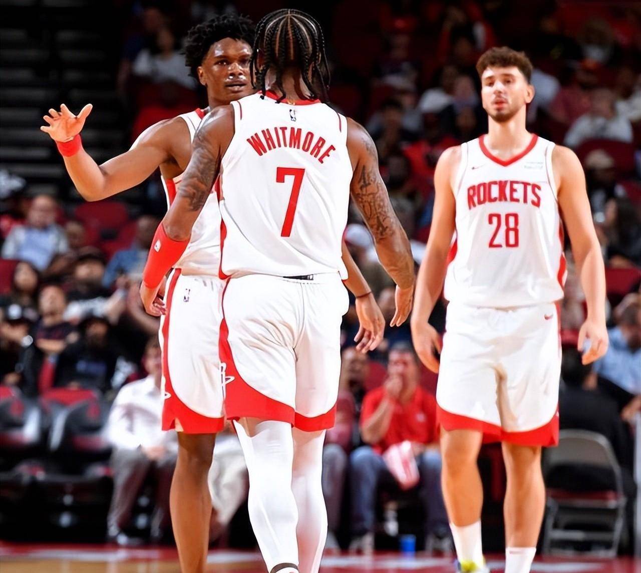 亚历山大轰31+10+8，末节12分收割比赛（亚历山大砍下31分10板8助，末节独取12分锁定胜局）