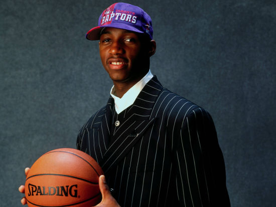 化身电竞少年，维尼修斯晒照准备在使命召唤中大展身手（维尼修斯晒照变身电竞少年，欲在《使命召唤》中大显身手）