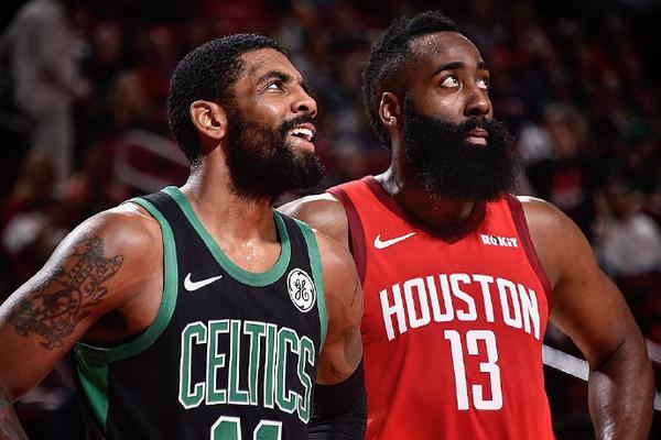 氛围轻松，维尼修斯在训练中穿裆主帅阿隆索（轻松一刻：维尼修斯训练场穿裆主帅阿隆索）